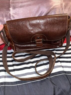Classic Brown Leather Crossbody Bag - Timeless Everyday Style